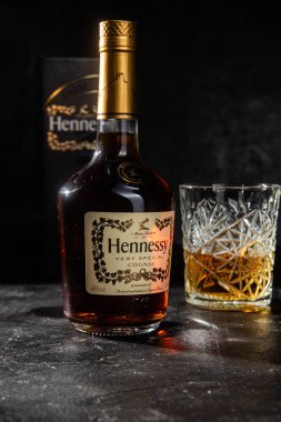 Hennessy vS konyağı, koyu bir arka planda hediye paketinde.