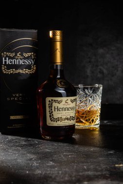 Hennessy vS konyağı, koyu bir arka planda hediye paketinde.
