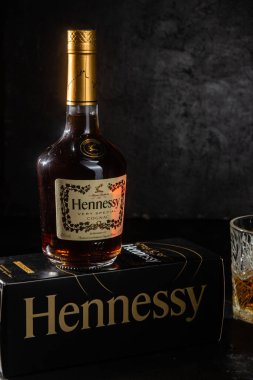 Hennessy vS konyağı, koyu bir arka planda hediye paketinde.