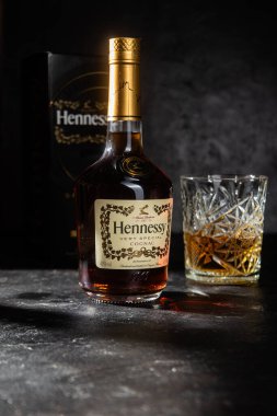 Hennessy vS konyağı, koyu bir arka planda hediye paketinde.