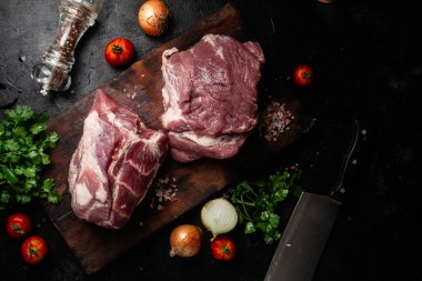 Masadaki tahta tahtada çiğ domuz boynu.