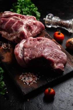 Masadaki tahta tahtada çiğ domuz boynu.