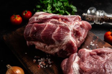 Masadaki tahta tahtada çiğ domuz boynu.