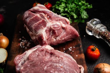 Masadaki tahta tahtada çiğ domuz boynu.