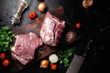 Masadaki tahta tahtada çiğ domuz boynu.