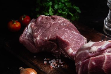 Masadaki tahta tahtada çiğ domuz boynu.