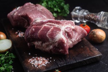 Masadaki tahta tahtada çiğ domuz boynu.