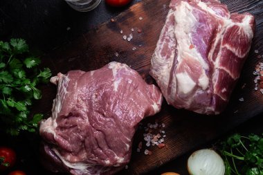 Masadaki tahta tahtada çiğ domuz boynu.