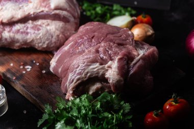 Masadaki tahta tahtada çiğ domuz boynu.