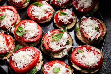 Patlıcan, domates ve fesleğen iştah açıcı.