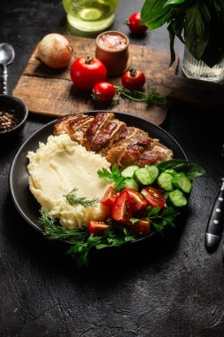 Patates püresi ve salatayla servis edilen leziz ızgara tavuk göğsü dilimleri.