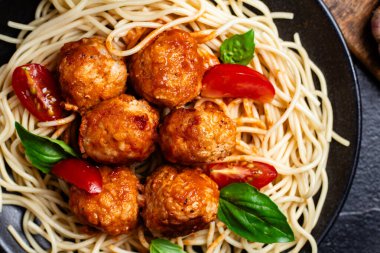 Spagetti ve köfte. Taze domates ve fesleğenli et.