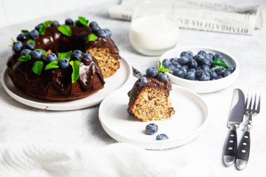 Taze yaban mersini ve nane şekerli lezzetli çikolatalı kek.
