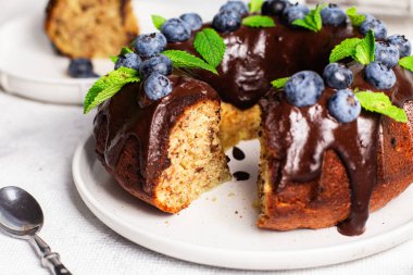 Taze yaban mersini ve nane şekerli lezzetli çikolatalı kek.