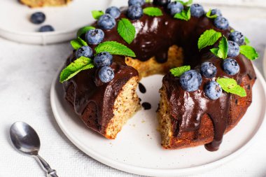 Taze yaban mersini ve nane şekerli lezzetli çikolatalı kek.