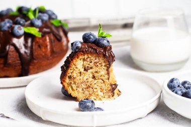Taze yaban mersini ve nane şekerli lezzetli çikolatalı kek.