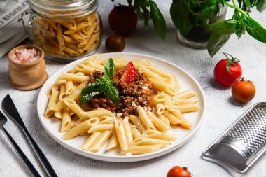 Taze fesleğen ve domatesli lezzetli makarna bolonezi.