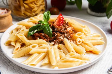 Taze fesleğen ve domatesli lezzetli makarna bolonezi.
