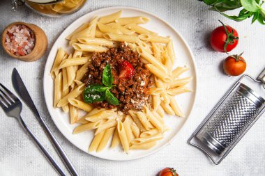 Taze fesleğen ve domatesli lezzetli makarna bolonezi.