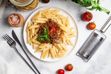Taze fesleğen ve domatesli lezzetli makarna bolonezi.