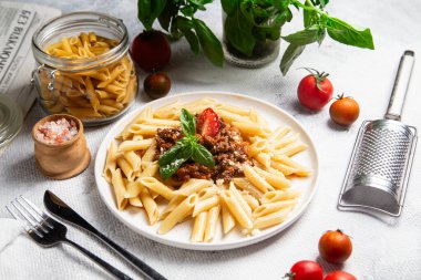 Taze fesleğen ve domatesli lezzetli makarna bolonezi.