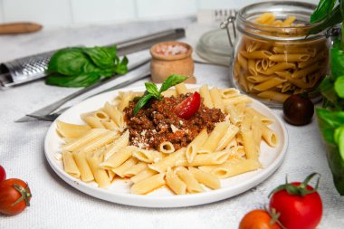 Taze fesleğen ve domatesli lezzetli makarna bolonezi.