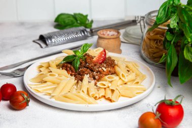 Taze fesleğen ve domatesli lezzetli makarna bolonezi.