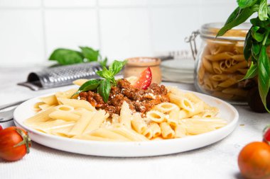 Taze fesleğen ve domatesli lezzetli makarna bolonezi.