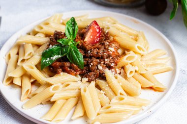 Taze fesleğen ve domatesli lezzetli makarna bolonezi.