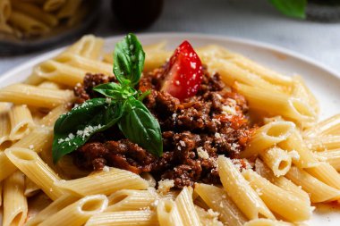 Taze fesleğen ve domatesli lezzetli makarna bolonezi.