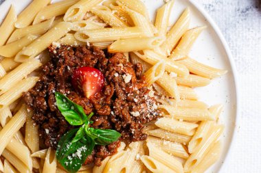 Taze fesleğen ve domatesli lezzetli makarna bolonezi.