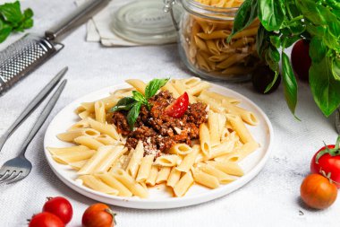 Taze fesleğen ve domatesli lezzetli makarna bolonezi.