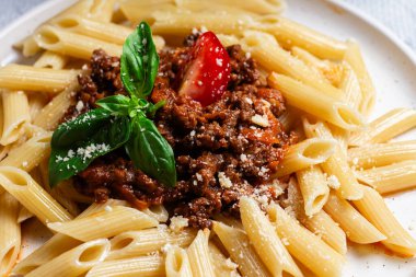 Taze fesleğen ve domatesli lezzetli makarna bolonezi.