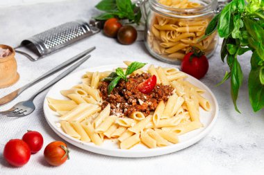 Taze fesleğen ve domatesli lezzetli makarna bolonezi.