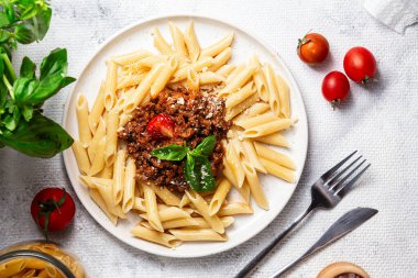 Taze fesleğen ve domatesli lezzetli makarna bolonezi.