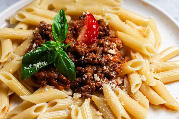 Taze fesleğen ve domatesli lezzetli makarna bolonezi.