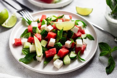 İçinde salatalık, fesleğen ve limon bulunan karpuz ve Feta Salatası.