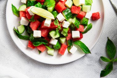 İçinde salatalık, fesleğen ve limon bulunan karpuz ve Feta Salatası.