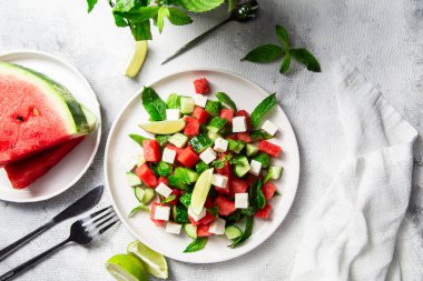 İçinde salatalık, fesleğen ve limon bulunan karpuz ve Feta Salatası.
