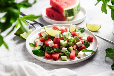 İçinde salatalık, fesleğen ve limon bulunan karpuz ve Feta Salatası.