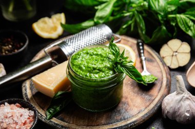 Taze malzemelerle ev yapımı Pesto Sosu