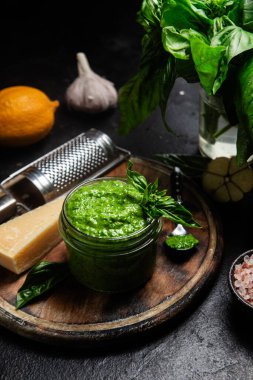 Taze malzemelerle ev yapımı Pesto Sosu