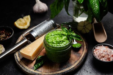 Taze malzemelerle ev yapımı Pesto Sosu