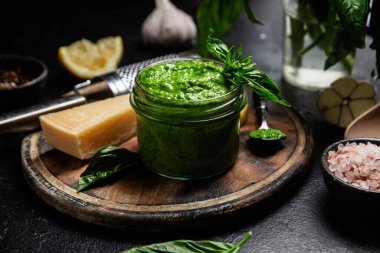 Taze malzemelerle ev yapımı Pesto Sosu