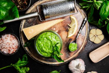 Taze malzemelerle ev yapımı Pesto Sosu