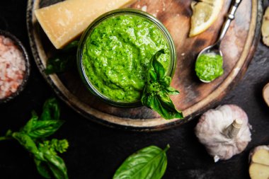 Taze malzemelerle ev yapımı Pesto Sosu