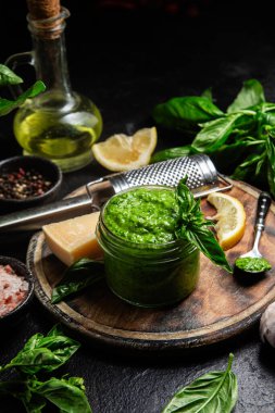 Taze malzemelerle ev yapımı Pesto Sosu