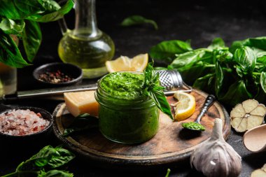 Taze malzemelerle ev yapımı Pesto Sosu
