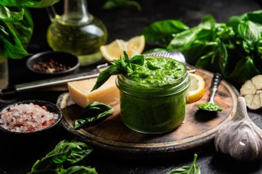 Taze malzemelerle ev yapımı Pesto Sosu