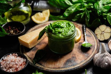 Taze malzemelerle ev yapımı Pesto Sosu